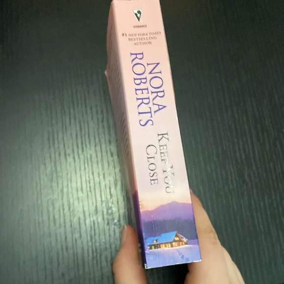 Nora Robert’s - Keep You Close - Picture 4 of 5